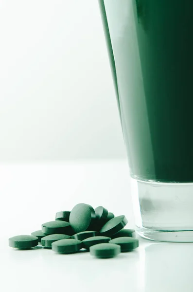 Vidrio Minimalista Con Agua Espirulina Polvo Foto Alta Calidad — Foto de Stock