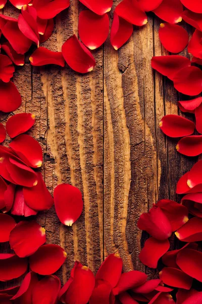 Πλαίσιο Από Πέταλα Κόκκινων Τριαντάφυλλων Ένα Vintage Ξύλινο Φόντο Σανίδες — Φωτογραφία Αρχείου