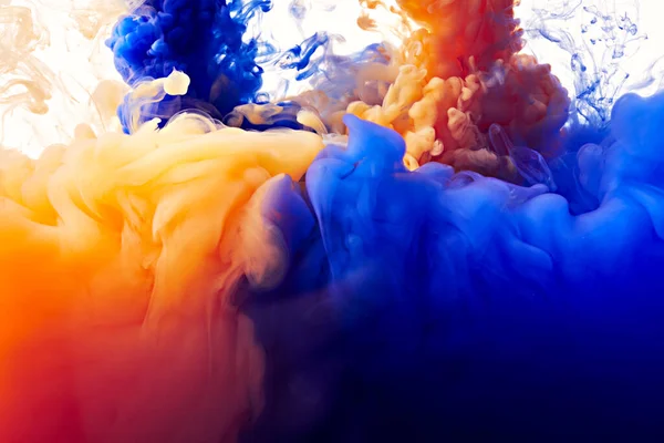 Abstrakter Hintergrund Mit Farbtropfen Aus Acrylfarbe Und Tinte Über Weiß — Stockfoto