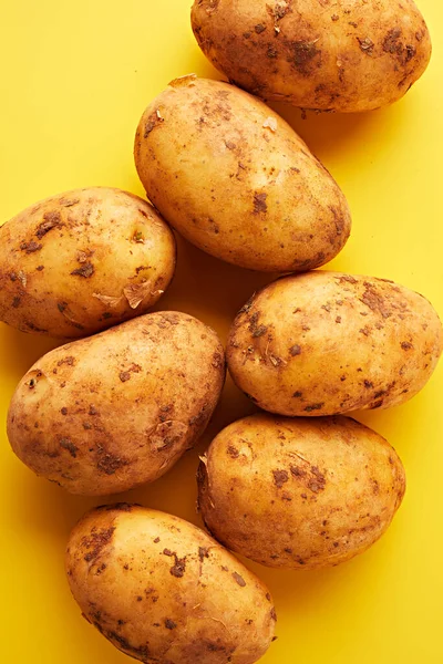 Raw Potatoes Yellow Background Abstract Food Background — Stock Photo, Image