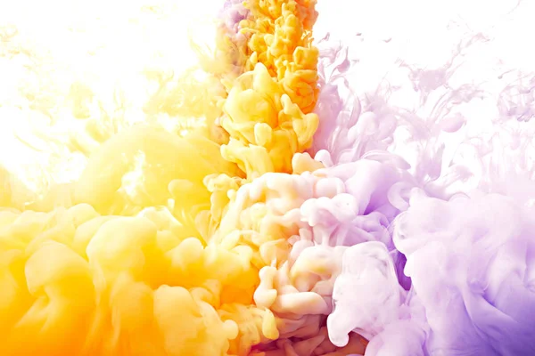 Gemischte Farben Lassen Abstrakten Hintergrund Über Weiß Fallen — Stockfoto