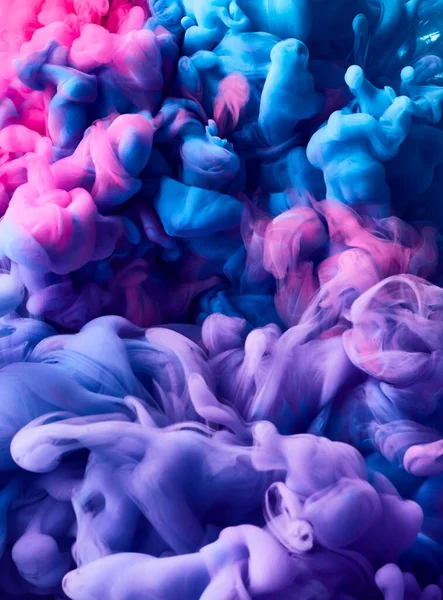 青とピンクのミックスペイントの抽象的な背景を流れる — ストック写真