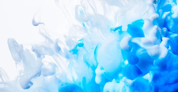 Color Gota Pintura Azul Blanca Bajo Agua Fondo Difuminado Abstracto —  Fotos de Stock