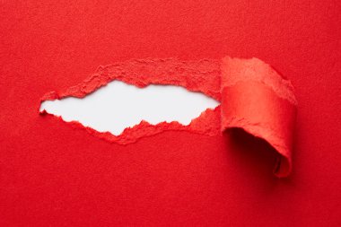 Metin için yeri olan kırmızı yırtık kağıt dokusu