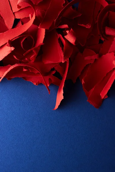 Roztrhané Listy Červeného Papíru Přes Modrý List Papíru — Stock fotografie