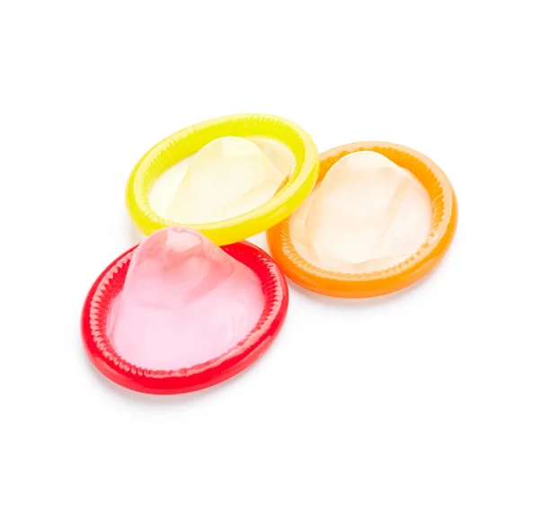 Beyaz Arkaplanda Izole Edilmiş Farklı Renk Prezervatifleri — Stok fotoğraf