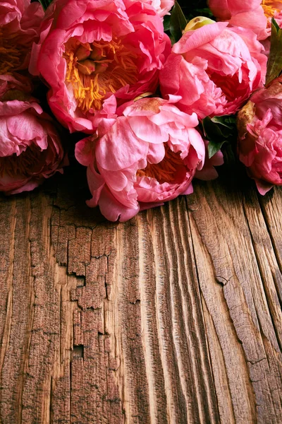 Eski Ahşap Masa Yüzeyinde Şakayık Çiçekleri Buketi — Stok fotoğraf