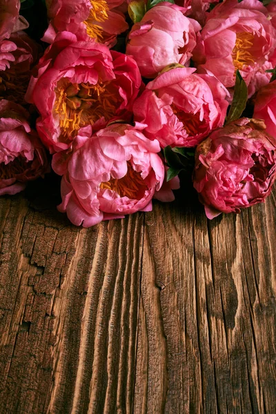 Peony Kwiaty Bukiet Zabytkowej Drewnianej Powierzchni Stołu — Zdjęcie stockowe