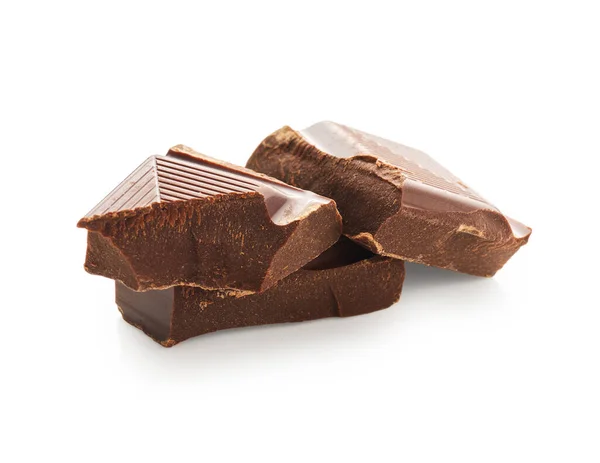 Beyaz Arka Planda Izole Edilmiş Kırık Çikolata Parçaları Yığını — Stok fotoğraf