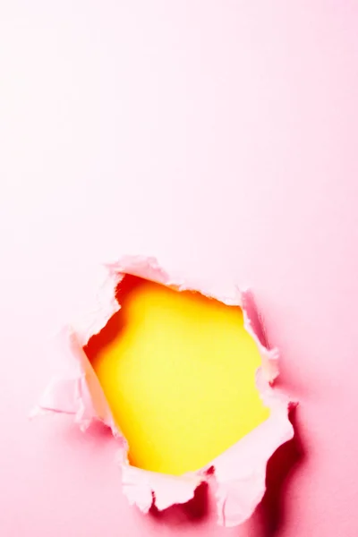 Rózsaszín Hasított Papír Háttér Lyukkal Közepén — Stock Fotó