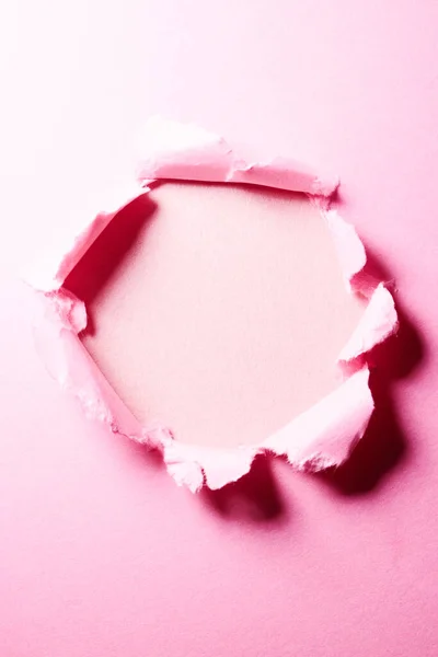 Rózsaszín Hasított Papír Háttér Lyukkal Közepén — Stock Fotó