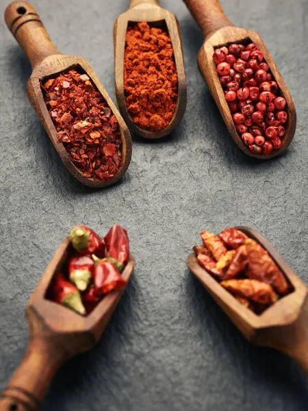 黑石表面的碎胡椒粉 红辣椒 胡椒玉米和茴香 — 图库照片