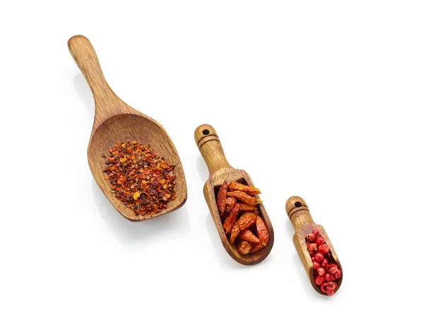 木勺中的辣椒 胡椒和碎胡椒粉 白色背景隔离 — 图库照片