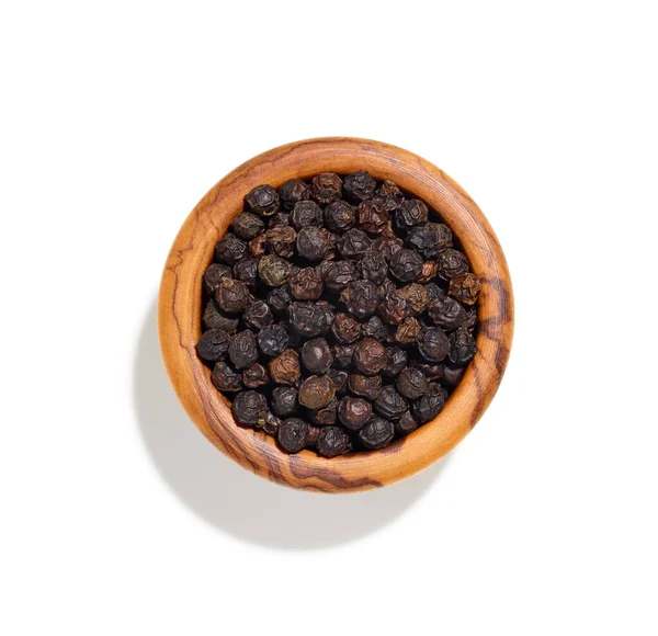 黑胡椒在白色背景上孤立的木碗 — 图库照片