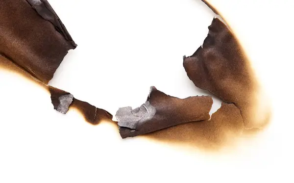 Beyaz Arkaplanda Izole Edilmiş Deliğe Sahip Yanmış Kağıt Sayfası — Stok fotoğraf