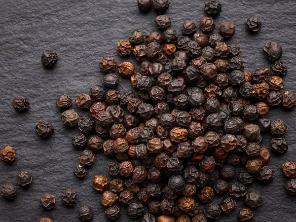Černý Pepř Semena Povrchu Černého Kamene — Stock fotografie