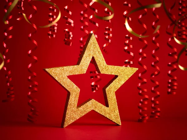 メリークリスマス2024 黄金の星との赤い背景 — ストック写真