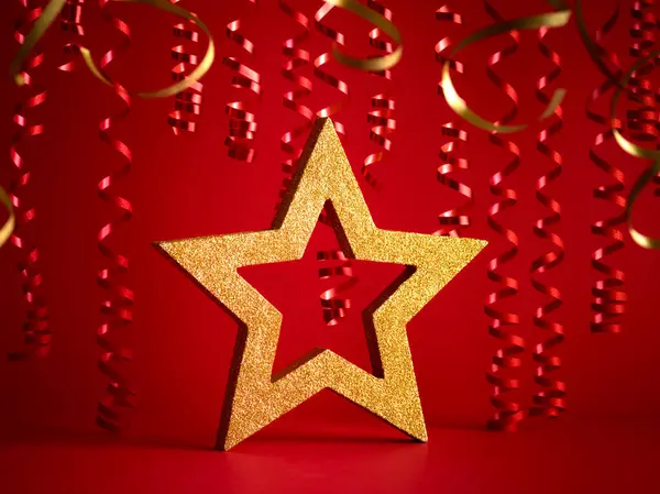 黄金の輝く星が付いているクリスマスおよび新年の赤い休日の背景 — ストック写真