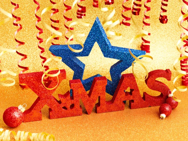 赤いXmasのラベルおよび青い星が付いている金色のクリスマスおよび新年の2024年の休日の背景 — ストック写真