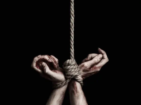 黒い背景にロープで縛られた血まみれの汚れを持つ女性の手 — ストック写真