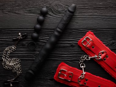 Yetişkin BDSM oyuncakları siyah ahşap arka plan üzerine kurulmuş