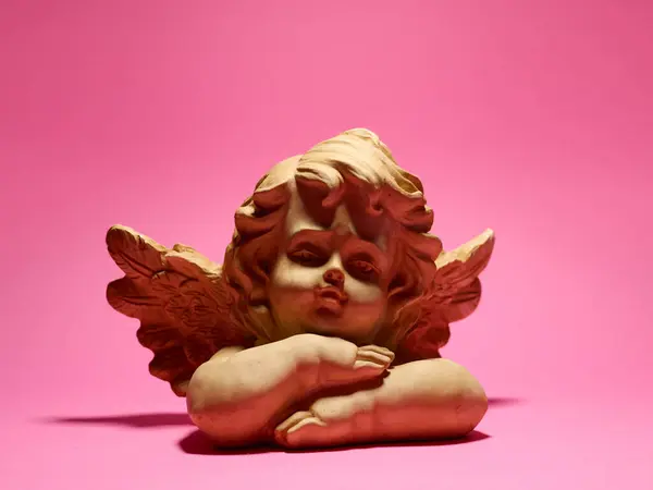 Standbeeld Van Een Engel Verlicht Door Zonnestraal — Stockfoto