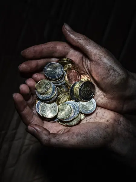ユーロセント硬貨を持っている手 — ストック写真