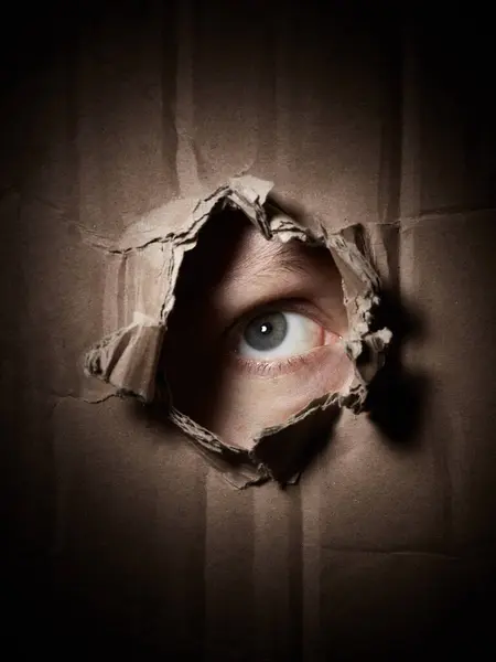 Pessoa Assustadora Olhando Através Buraco Uma Caixa — Fotografia de Stock