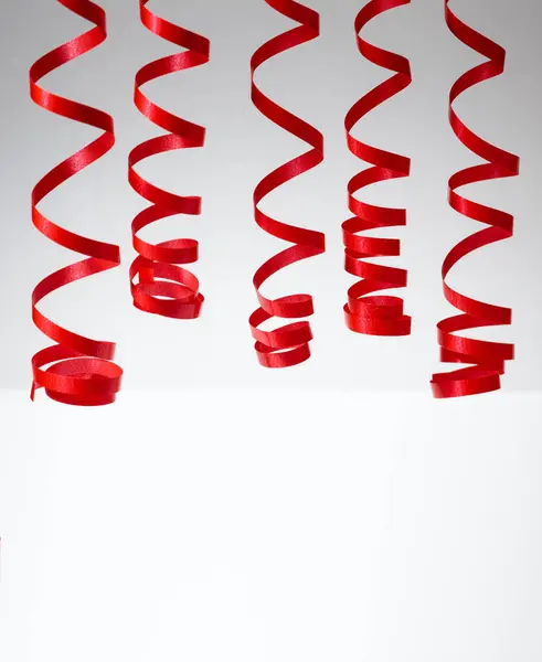 Διακοσμητική Κόκκινη Σπειροειδή Κορδέλα Γκρι Φόντο Royalty Free Εικόνες Αρχείου