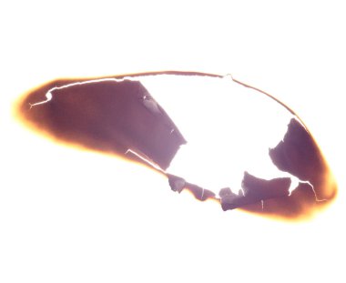 Beyaz arkaplanda izole edilmiş kağıtta yanmış delik