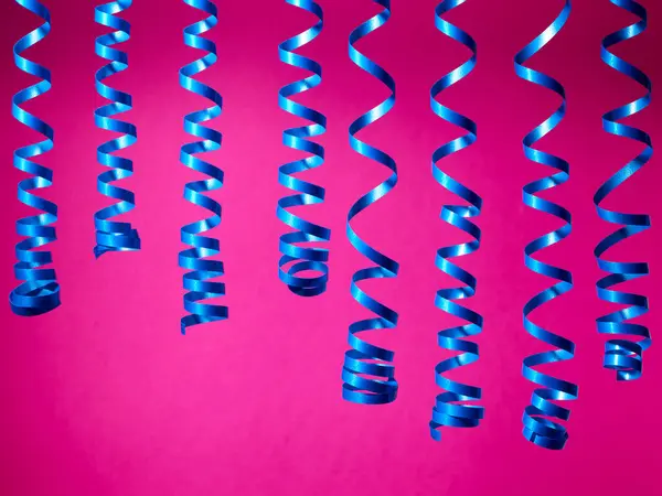 Decoratieve Blauwe Streamer Linten Roze Achtergrond Stockfoto