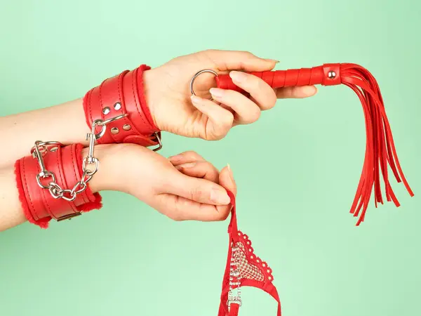 Tangan Wanita Memegang Cambuk Merah Untuk Peran Dewasa Bermain Game Stok Foto Bebas Royalti