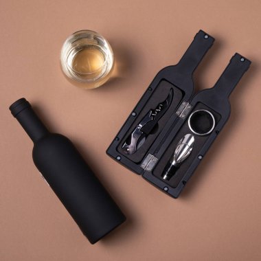 Şaraphane için lüks aletler. Şarap için şişe ve bardakla tirbuşon ve aksesuarlar. Bej arka planda şarap şişesi tıkaçları var..