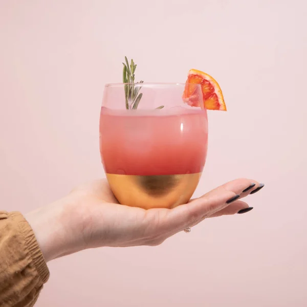 Elegante Bicchiere Cocktail Oro Rosa Alla Moda Elegante Con Agrumi — Foto Stock