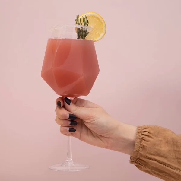 Elegante Trendy Stijlvolle Cocktailsteelglas Met Citrusvruchten Rozemarijn Hand Roze Achtergrond — Stockfoto