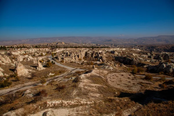 Cappadocia山谷峡谷 阳光灿烂 蓝天清澈 土耳其 — 图库照片