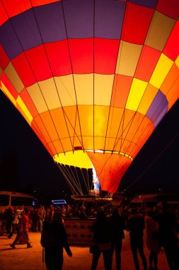 Kapadokya, Türkiye: 22 Kasım 2022: Balonları hazırlamak, şafakta gökyüzüne uçmak için ateşle şişirmek.