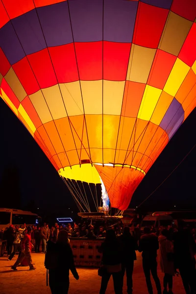 カパドシア トルコ 2022年11月22日 気球を準備し 夜明けに空に飛ぶために火で膨らませる — ストック写真