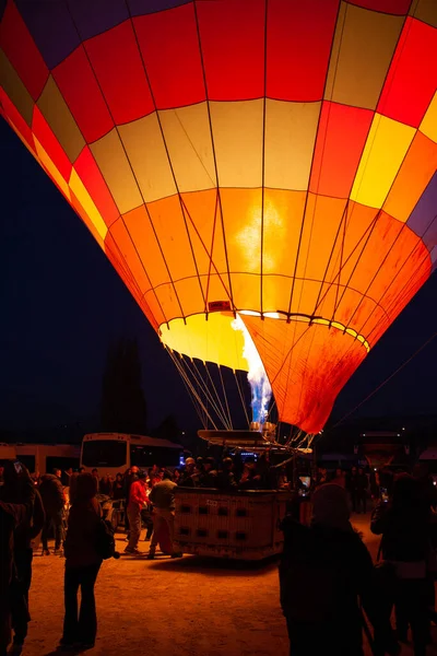 カパドシア トルコ 2022年11月22日 気球を準備し 夜明けに空に飛ぶために火で膨らませる — ストック写真