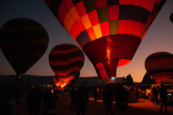 カッパドキア トルコ 11月22 2022 夜明けにカッパドキアで空の熱気球 トルコの観光地 カッパドキアの愛の谷 — ストック写真