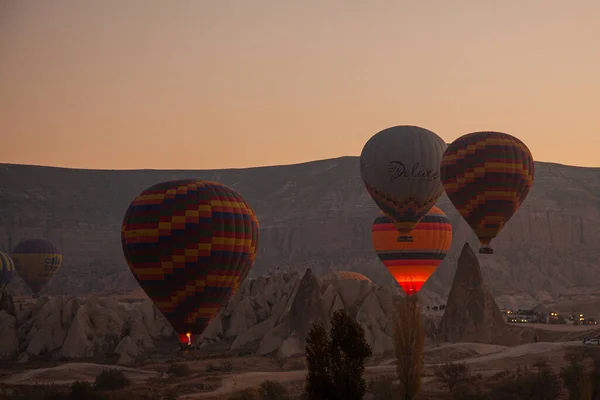カッパドキア トルコ 11月22 2022 夜明けにカッパドキアで空の熱気球 トルコの観光地 カッパドキアの愛の谷 — ストック写真