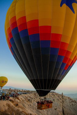 Kapadokya, Türkiye: 22 Kasım 2022: Şafakta Kapadokya 'da gökyüzünde sıcak hava balonları. Türkiye 'nin turistik yeri. Kapadokya 'da Aşk Vadisi.