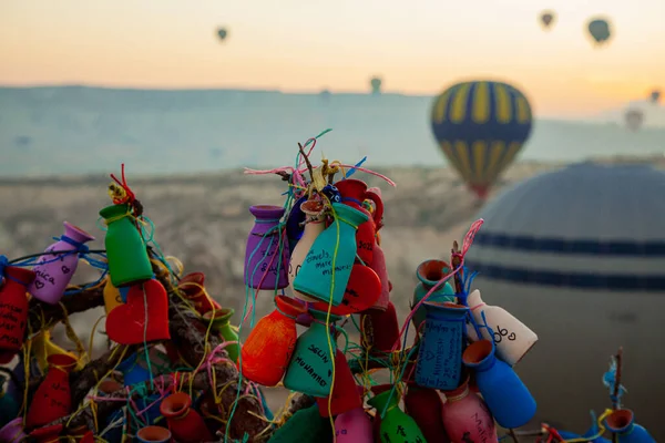 カッパドキア トルコ 11月22 2022 幸運を祈る隠された願いを持つ粘土瓶の背景に夜明けにカッパドキアの空の風船 トルコの観光地 カッパドキアの愛の谷 — ストック写真