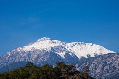 Tahtali dağı, Türkiye ve Kemer açık bir gökyüzünün arka planına karşı