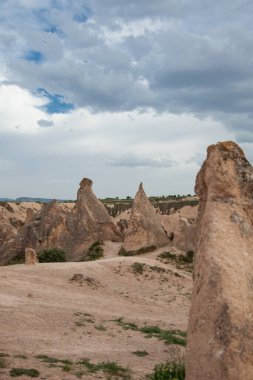 Kapadokya 'nın muhteşem bahar manzarası, bulutlu bulutlu güzel gökyüzü. Güzel vadi sabah sahnesi Mayıs 'ta.