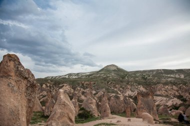Kapadokya 'nın muhteşem bahar manzarası, bulutlu bulutlu güzel gökyüzü. Güzel vadi sabah sahnesi Mayıs 'ta.