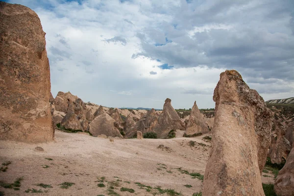 Kapadokya 'nın muhteşem bahar manzarası, bulutlu bulutlu güzel gökyüzü. Güzel vadi sabah sahnesi Mayıs 'ta.