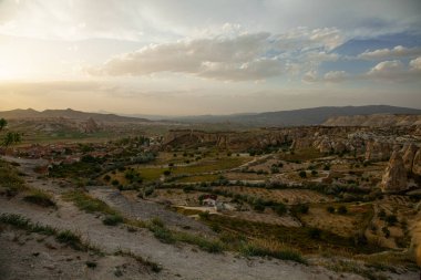 Kapadokya 'nın muhteşem bahar manzarası, bulutlu bulutlu güzel gökyüzü. Güzel vadi sabah sahnesi Mayıs 'ta.