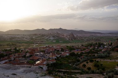 Kapadokya 'nın muhteşem bahar manzarası, bulutlu bulutlu güzel gökyüzü. Güzel vadi sabah sahnesi Mayıs 'ta.