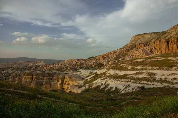 Fantastický Jarní Pohled Kappadokii Zataženo Zataženo Krásné Nebe Krásná Údolí — Stock fotografie